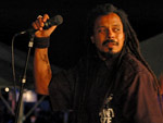 Falc�o olha seus parceiros para dar in�cio ao show do Rappa
