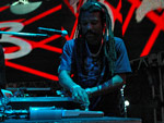 O DJ da banda durante o espet�culo
