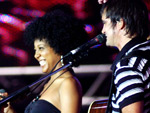 Negra Li, que participou do show do Skank, anunciou sua gravidez no Planeta SC