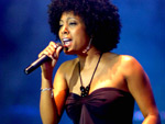 Negra Li durante o show do Skank
