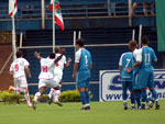 Jogadores do Brusque comemoram o gol de Rogélio, o primeiro gol do Catarinense 2009