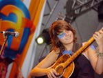 Com voz rouca, Mallu Magalh�es entrou no palco �s 2h
