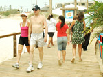 Veranistas aproveitam para passear no deck do Villa del Mar