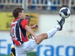 Marcelinho faz acrobacia para dominar a bola