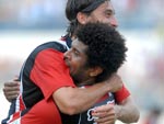 Zagueiro Carlinhos comemora o segundo gol do Joinville, marcado por ele, de cabeça