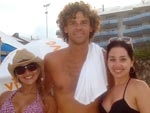 Nesta Foto Estou Eu (chapu) Guga e Jane Martins. Curtindo a praia Brava nesse domingo abenoado. TUUUUUUUUUUdo de bom! E quando o avistamos, aps algumas vodkas no resistimos o chamamos e postamos para vocs, e quem sabe vocs o coloquem na TV. Valeu! tima Semana, e bons dias de sol a toooooooodos!!! 