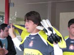 O recm-contratado goleiro Michel Alves deixa o vestirio do Beira-Rio rumo ao gramado suplementar do estdio
