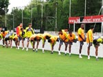 Jogadores fazem alongamento antes do comeo dos trabalhos desta segunda-feira