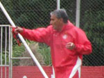 A equipe colorada entra em campo com: Lauro; Bolvar, Danny Morais, lvaro e Marco; Paulinho, Magro, Guiazu e D'Alessandro; Alex e Nilmar