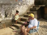 Maria Clara mostra para o casal de banhistas as mandalas que sua me, Juliana Ducls, e ela fizeram e aplicaram em uma parede do canto direito Praia de Ingleses. Uma interveo urbana para que se cuide de um cantinho to lindo e to judiado pela sujeira