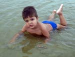 Meu irmo Matheus na Praia da Pinheira