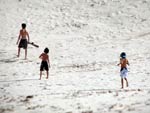 Meu filho Lucas, e meus sobrinhos Igor e Gustavo, curtindo as dunas na Joaquina. Belo vero. S alegria