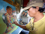Na Indonsia, um artista pinta um quadro de Obama