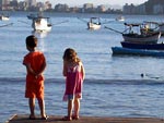 Lucas e Sabrina (Gmeos) curiosos pelo que havia no fim do trapiche 