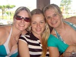 Ivnia, Gisele e Fabiane tomando um chopp aps o expediente 