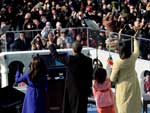 Famlia Obama sada o pblico que acompanhou a cerimnia de posse em frente ao Capitlio de Washington