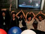 Em bar de  Hong Kong, povo comemora o dia da posse de Obama