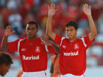 Antes do comeo da partida, lvaro, Nilmar e D'Alessandro cumprimentam a torcida