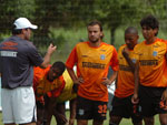 Tcnico Pintado conversa com o grupo de jogadores do Figueirense