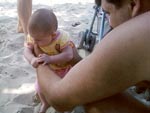 Minha sobrinha Rafaela e seu pai Sergio, ela tem 2 meses e esse momento teve que ser registrada, a primeira vez que ela colocou os pezinhos na areia da praia
