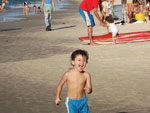 A tia Paulinha registrou Pedro curtindo a praia com um sorriso no rosto (foto enviada: 21/01/2009)