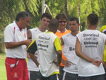 Antes do comeo do segundo tempo do jogo-treino, o tcnico Tite passou instrues aos jogadores colorados