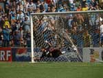 O goleiro tentou, em vo, evitar o empate gremista