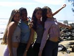 Eu e minhas amigas de frias na praia do Morro das Pedras curtindo o sol maravilhoso. A primeira  a Sainara, a segunda  a Jaqueline, a terceira sou eu, Caroline, e a ltima  a Marli