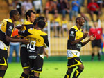 Jogadores comemoram com Paraná (7) o primeiro gol do Tigre na partida