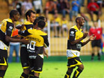 Jogadores comemoram com Paran (7) o primeiro gol do Tigre na partida