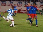 Meia Davi arrisca chute para o gol