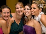 Amigas da universidade festejando o casamento de uma delas. Festa igual a essa s a de formatura! Da esquerda para a direita: Dany, Eli, Kelly e Lslie
