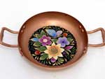Faa tambm algumas bolinhas da cor das flores para preencher o fundo preto. Deixe secar por um dia. Passe trs demos de cera em toda e pea. Depois de secar, passe o pano limpo em toda a pea para dar polimento. Pea pronta com a tcnica de pintura mexicana