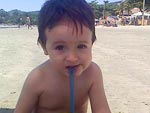 Na foto aparece o Felipe (1 ano e 8 meses) tomando sua gua de cco geladinha, que ele adora. A foto foi feita na praia de Perequ/SC, onde o pai, a me e o Felipe passaram uma tarde de janeiro de 2009