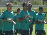 Os jogadores fazem o aquecimento antes de comear o treino da tarde