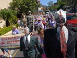 Com carros de som, faixas e trs bonecos satirizando o governador, o secretrio de segurana pblica e o comandante geral da PM, as manifestantes caminharam at a Secretaria de Segurana Pblica