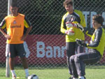 O goleiro Michel Alves teve trabalho durante o treino de chutes a gol