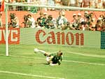 Taffarel na Copa do Mundo de 94, nos EUA: o goleiro defende pnalti batido pelo italiano Massaro