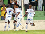 No segundo tempo, Kito (na foto, comemorando com os companheiros) marcou o gol que deu a vitria ao Veranpolis