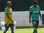 Na primeira parte do treino, Alex Mineiro (E) ficou sozinho no ataque tricolor