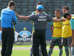 Roth conversa e passa instrues aos jogadores