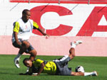 Paulinho se empenhou na marcao durante o treino coletivo