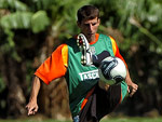 Pedrinho, reforo do Figueirense, faz malabarismo com a bola durante o treino