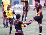 Jogadores brincam no treino do Cricima