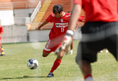 Fantick finaliza para o gol no treino do JEC