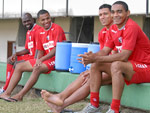 Jogadores descansam aps o treino. O Joinville recebe o Figueirense no domingo