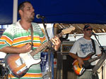 No repertrio, canes de sua antiga banda Ultramen e de seu projeto-solo, Teto Solar