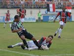 Goleiro Fabiano tira bola no p do jogador Jairo