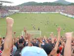 Torcida do Joinville lota a Arena e comemora o gol