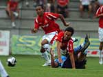 Atacante Nilmar sofre falta no meio-campo